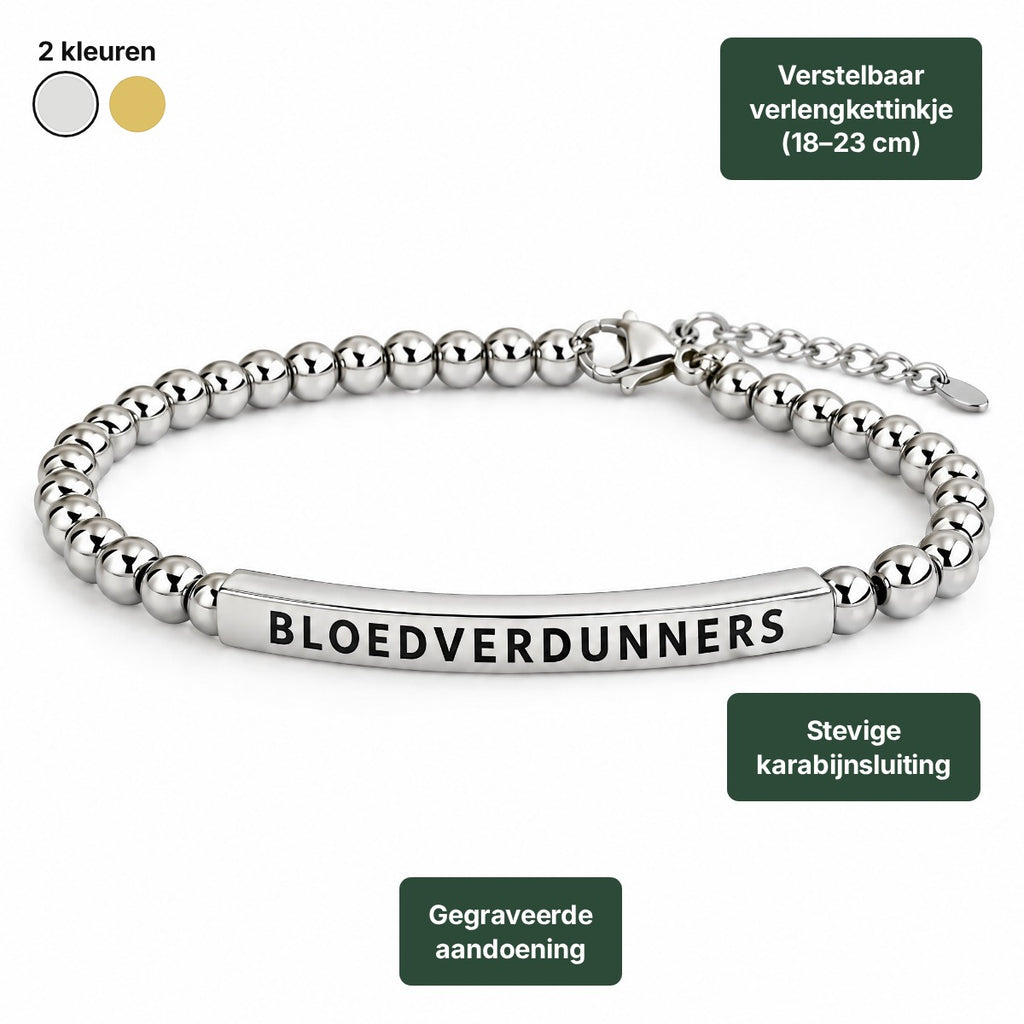 Bloedverdunners armband in zilver: balletjesketting met gebogen plaatje, karabijnsluiting en verlengkettinkje (18–23 cm)
