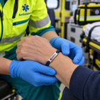 Ambulanceverpleegkundige leest de armband op de pols