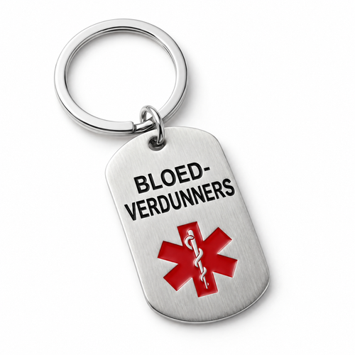 Bloedverdunners sleutelhanger: stalen plaatje met zwarte gravure BLOEDVERDUNNERS en rood medisch symbool, aan een sleutelring