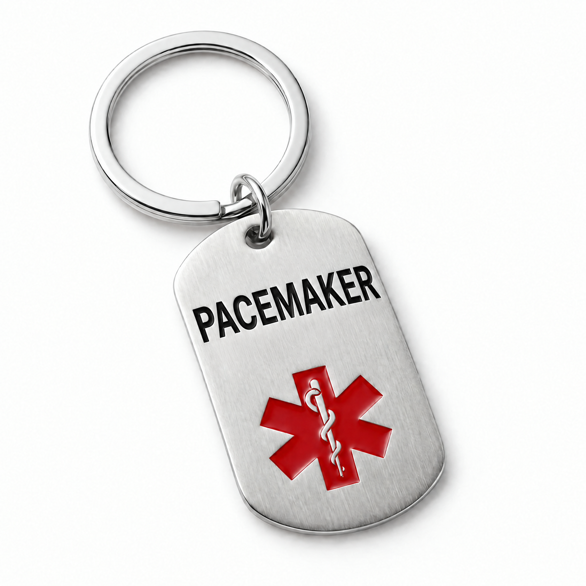 Pacemaker sleutelhanger: stalen plaatje met zwarte gravure PACEMAKER en rood medisch symbool, aan een sleutelring