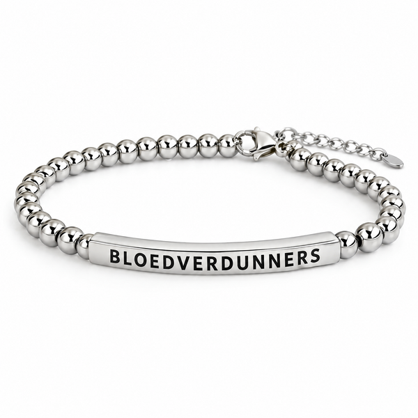 Zilveren bloedverdunners armband met gravure BLOEDVERDUNNERS op het gebogen plaatje