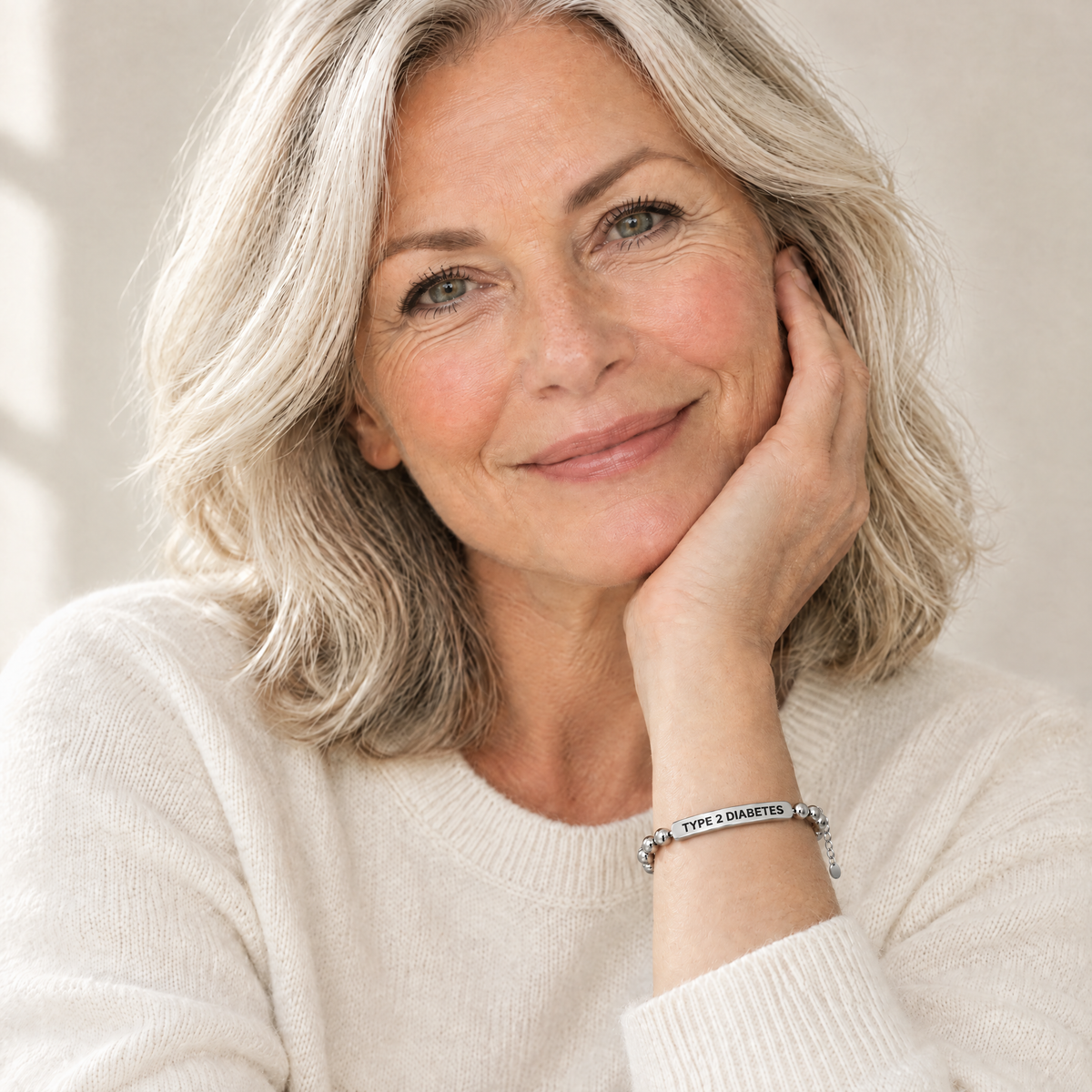 Vrouw draagt de zilveren diabetes armband