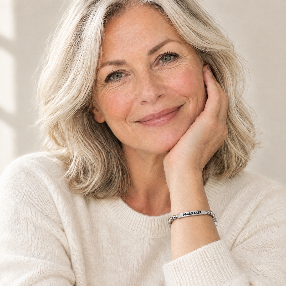 Vrouw draagt de zilveren pacemaker armband