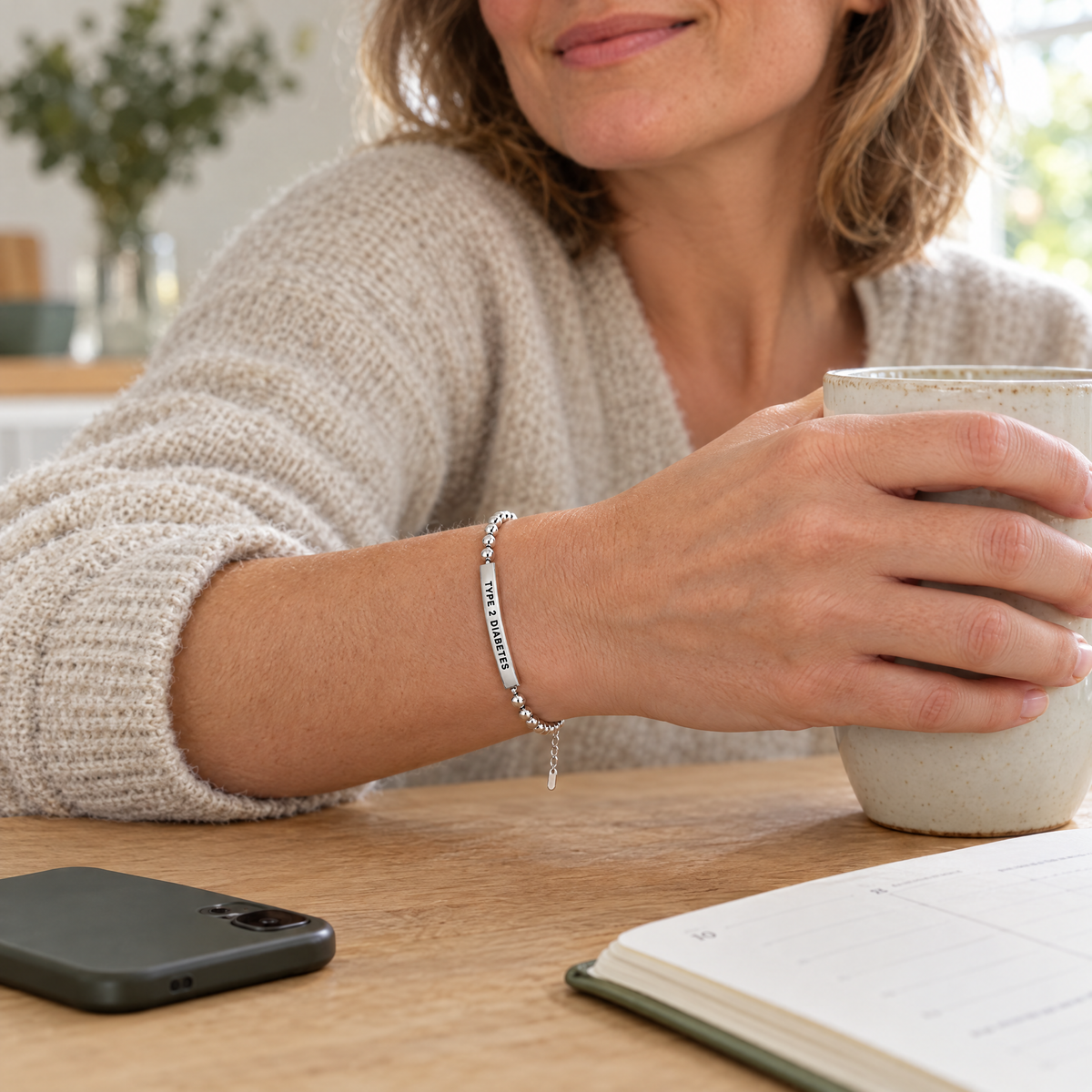Vrouw van rond de 40 draagt de zilveren diabetes armband met gravure TYPE 2 DIABETES