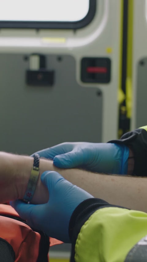 Ambulanceverpleegkundige leest de armband op de pols