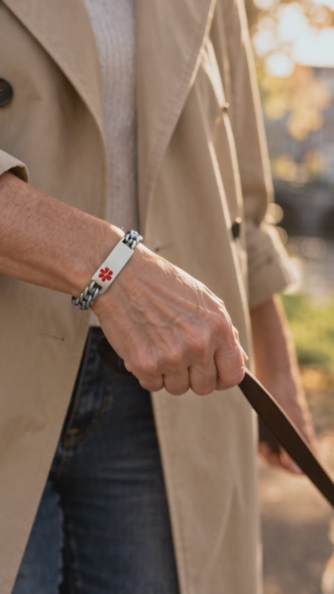 Vrouw wandelt met de hond, medische ID-armband om de pols